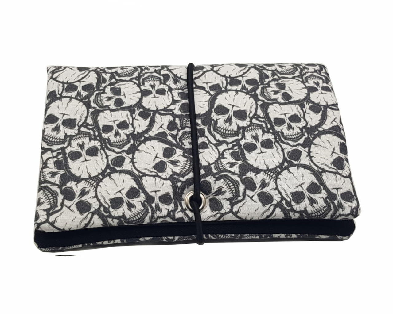 Handmade Tabaktasche und Drehertasche aus Stoff mit weissen Skull Totenkoepfen und Oese als kompakter, personalisierbarer Tabakbeutel