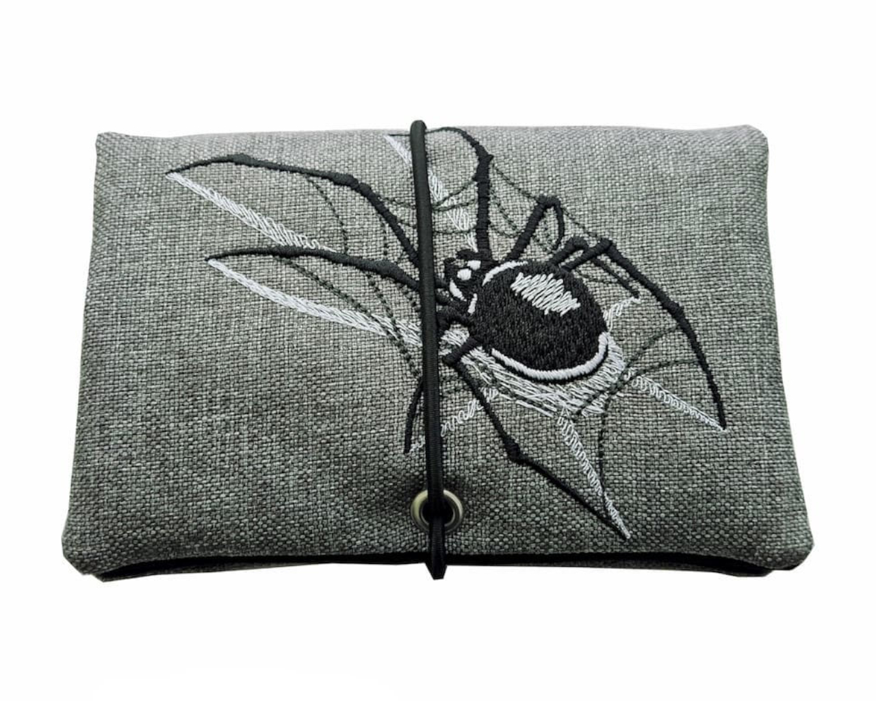 Handmade Tabaktasche und Drehertasche aus grauem Stoff mit aufwendig gestickter 3D Spinne aus hochwertigem Stickgarn und Oese als kompakter Tabakbeutel