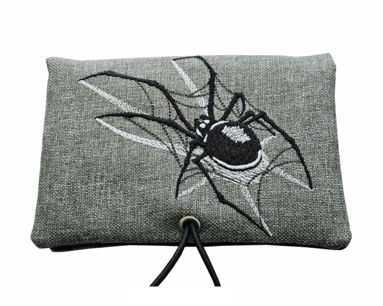 Handmade Tabaktasche und Drehertasche aus grauem Stoff mit aufwendig gestickter 3D Spinne aus hochwertigem Stickgarn und Oese als kompakter Tabakbeutel