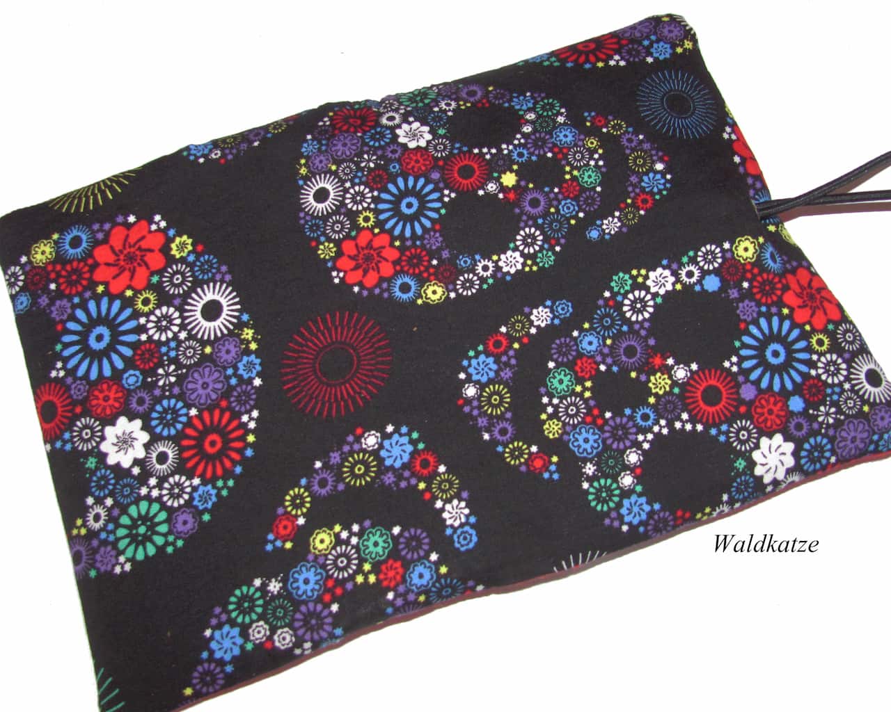Handmade Tabaktasche Skull Flowers in Schwarz mit bunten Blumen Totenkoepfen