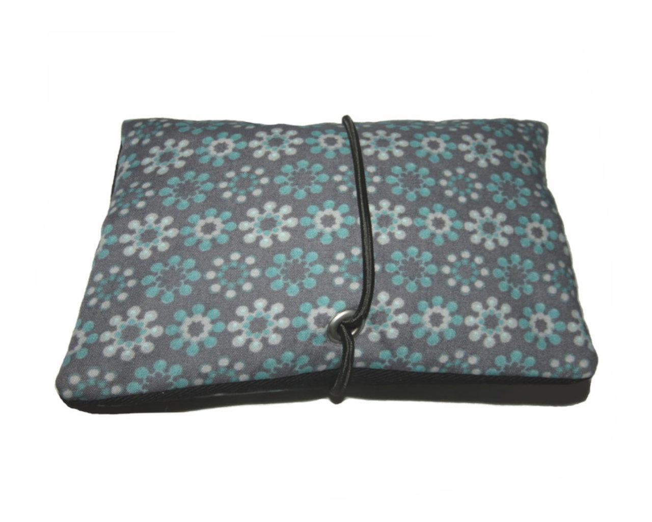Handmade Tabaktasche und Drehertasche aus grauem Stoff mit Blueten in Mint und Oese als kompakter, personalisierbarer Tabakbeutel