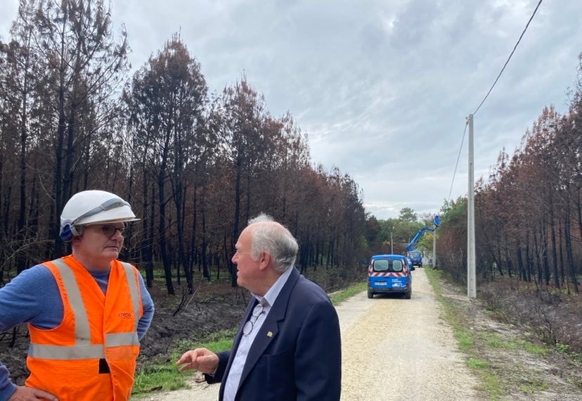 Le maire de Belin-Béliet, Cyrille Declercq, aux côtés des techniciens d'Enedis pour le chantier de reconstruciton du réseau./Crédit photo Le Belinétois