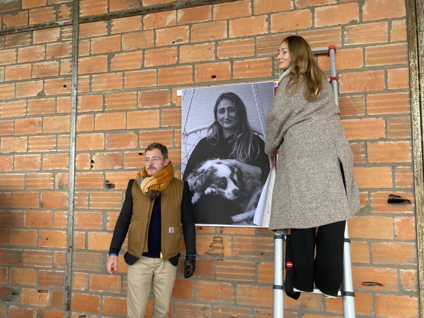 Après avoir collé son portrait, Manon pose fièrement aux côtés de Gaël Cambis, chargé de mission du centre./Crédit photo LB