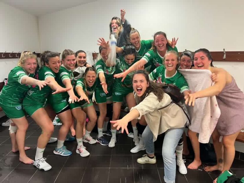 La joie des filles du HC Belin-Béliet, championnes et futures pensionnaires du niveau régional./Crédit photo HCBB