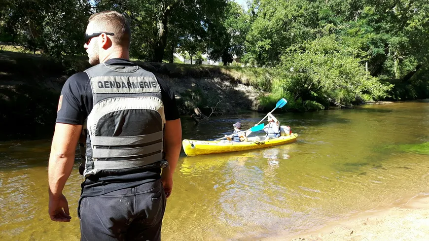 Des gendarmes montent à bord d'un kayak pour surveiller les usagers de la Leyre./Crédit photo Parc naturel régional des Landes de Gascogne.