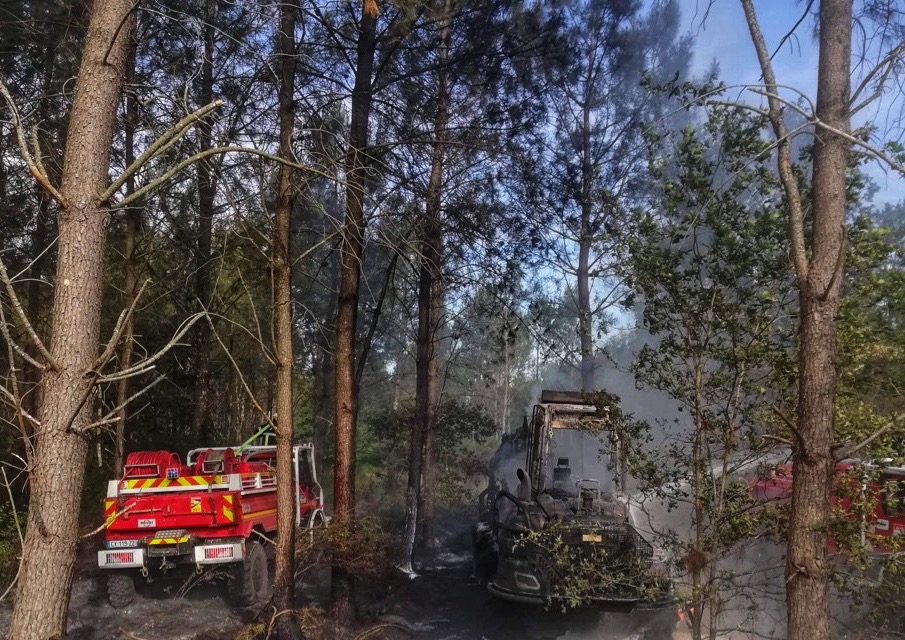 Le tracteur a été détruit par les flammes./Photo Le Belinétois. 