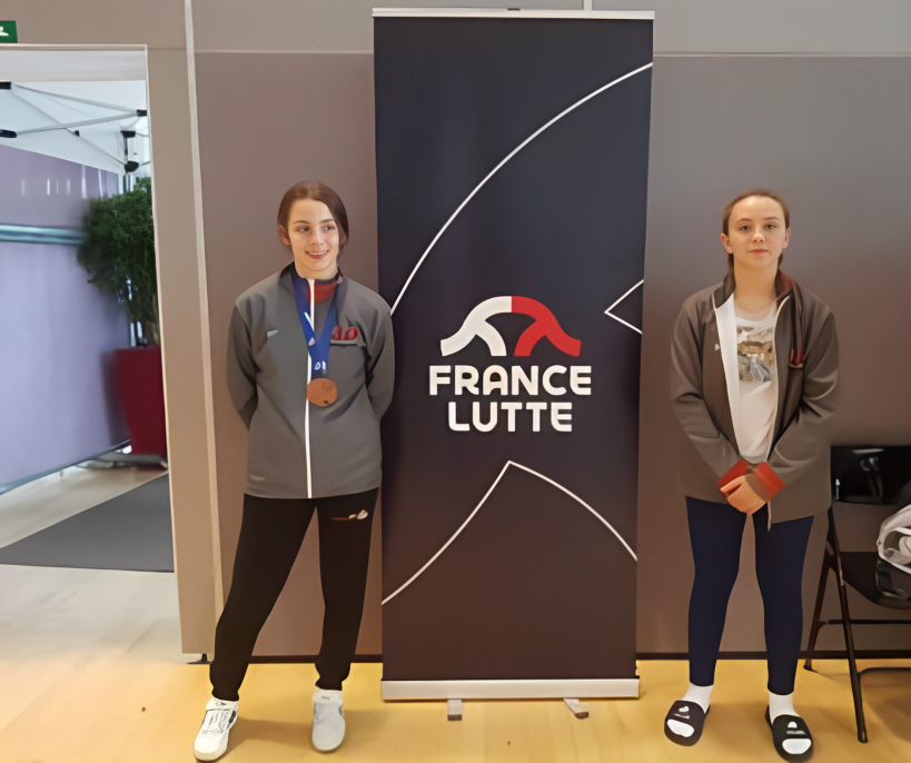 Lola Jacquinot, médaillée de bronze, et Linon Guionie ont fait honneur au Barp aux championnats de France de lutte./Crédit photo Lutte Barpaise