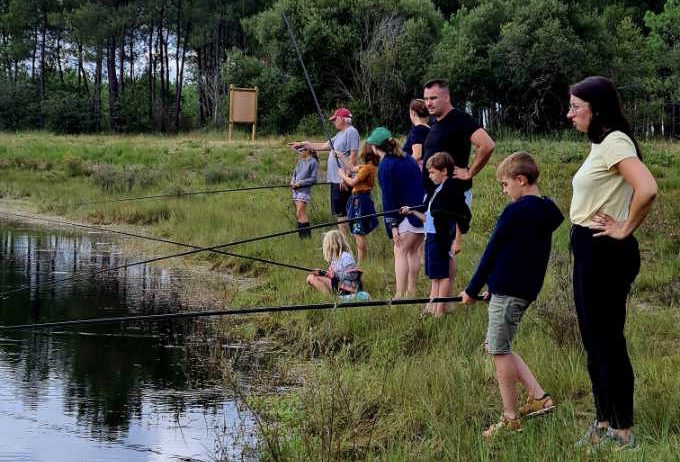 Des jeunes pêcheurs accompagnés de leurs parents lors d'une journée découverte organisée par l'association./Photo Brochet Beliétois