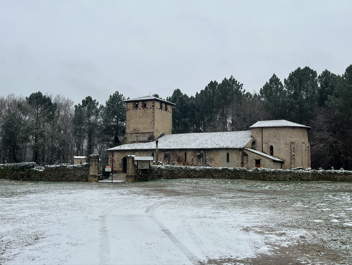 La garluche de Saint-Pierre de Mons offre un contraste avec la neige./Photo LB