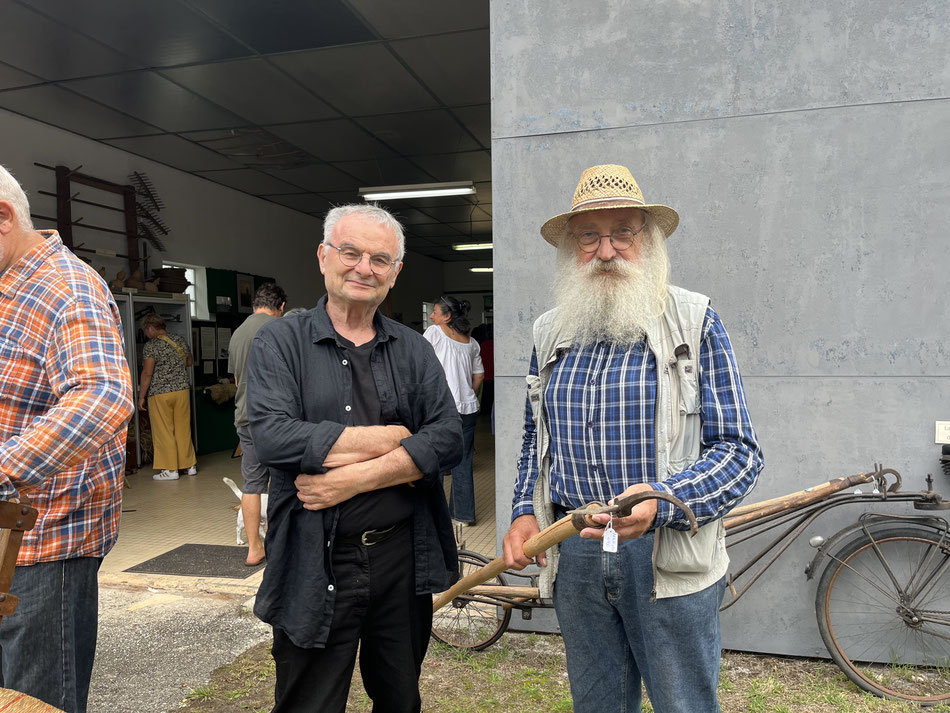 Gilles Rosière et Gwenolé Belbeoc'h, lors de l'exposition des Amis du musée sur la forêt des Landes./Photo Le Belinétois