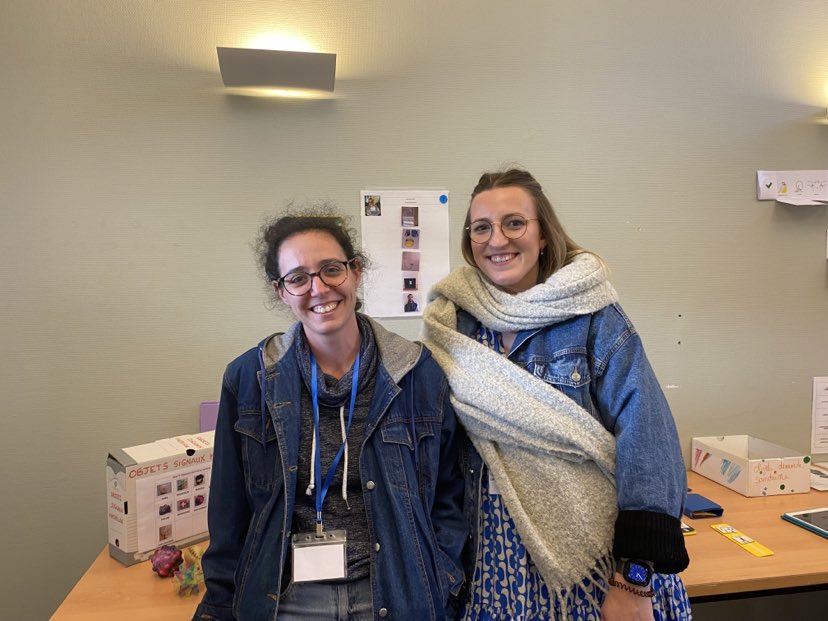 Pauline Marciset, monitrice éducatrice, et Magalie Soubrane, A.E.S, font partie du personnel de l'établissement et ont présenté,  avec le sourire, les emplois du temps des résidents./Crédit photo LB