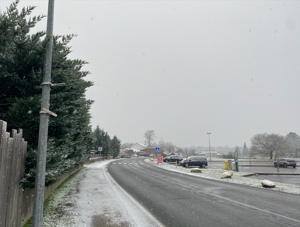 En début d'après-midi, la neige était toujours présente./photo LB