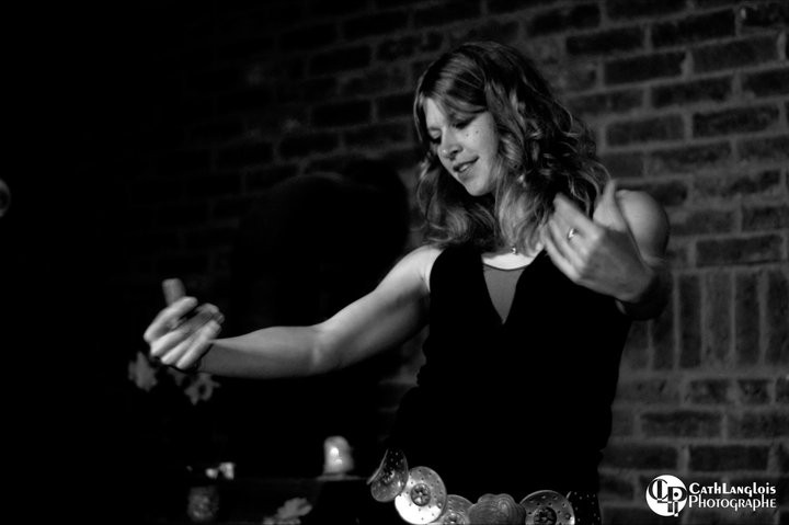 Danse gitane sous la musique de Dalèle Muller pour la soirée de conte de Philippe Sizaire à Drummondville 2009