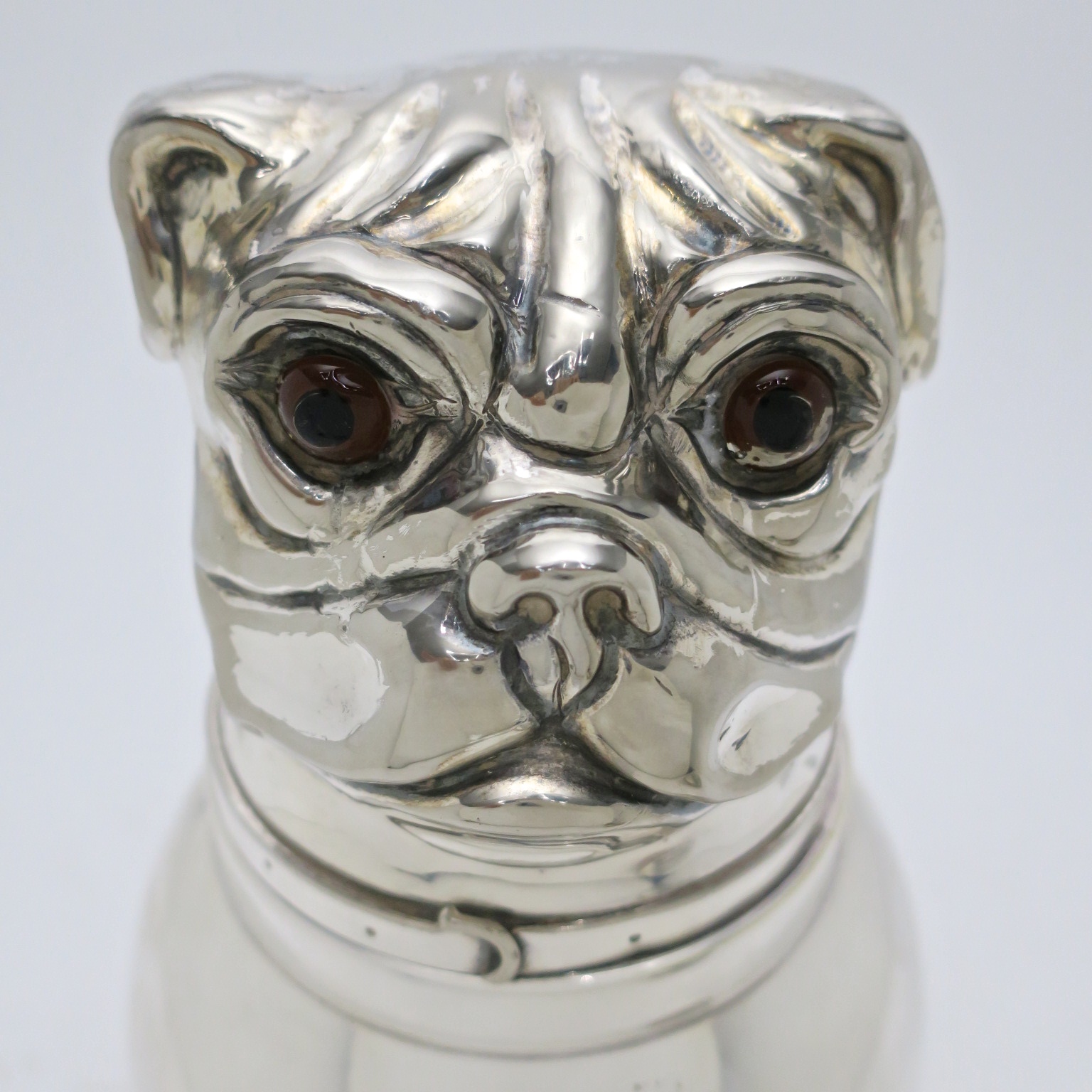 mops bulldogge bulldog pug ice bucket cocktails bartender barware barbedarf kaufmuseum bar equipment eiskühler ice eis versilbert cocktailbar buffet interior inneneinrichtung charakter charme