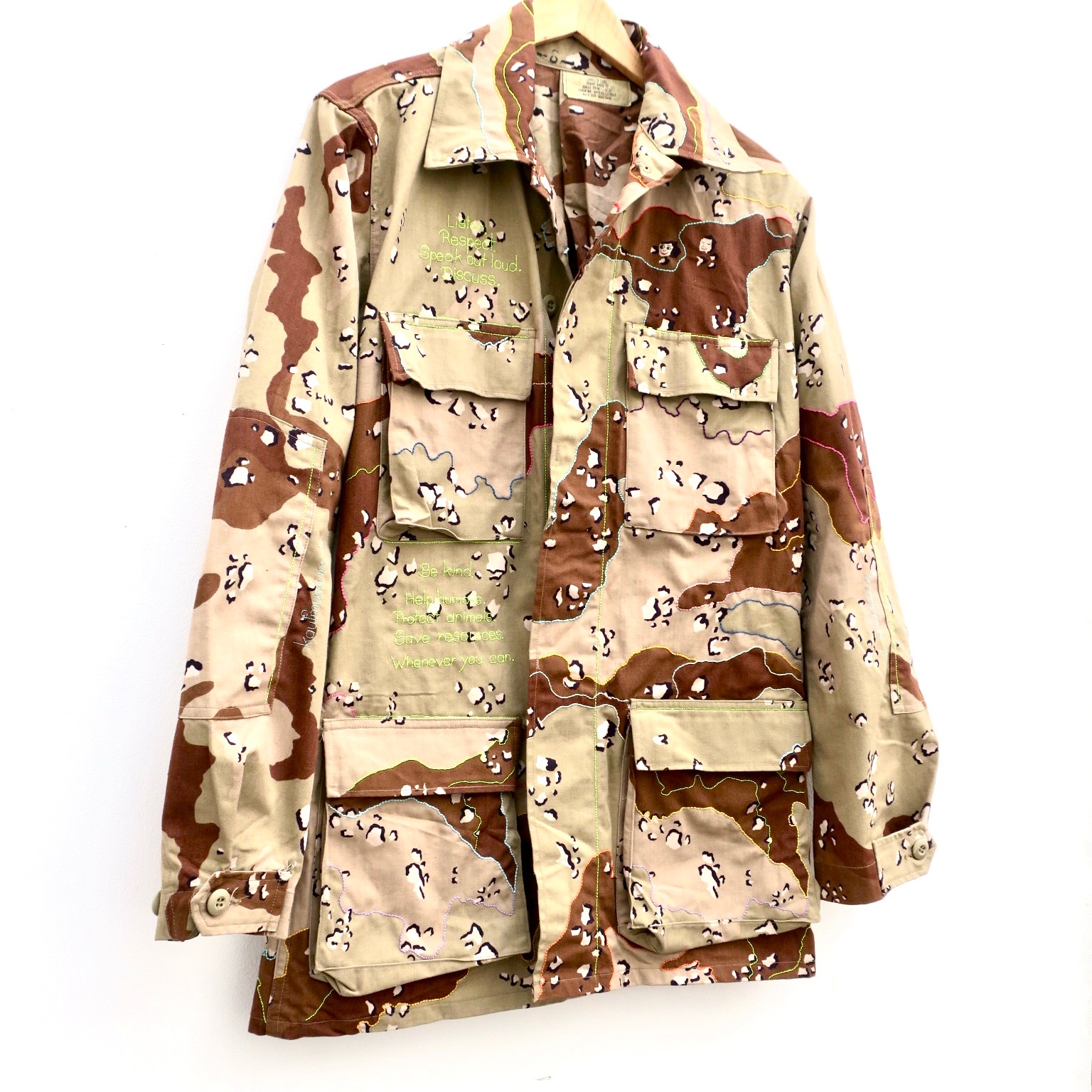 handgestickt camouflage utilityfashion slowfashion ecofashion hand embroidered neonfashion political fashion kaufmuseum parka tarnjacke wüstentarn
