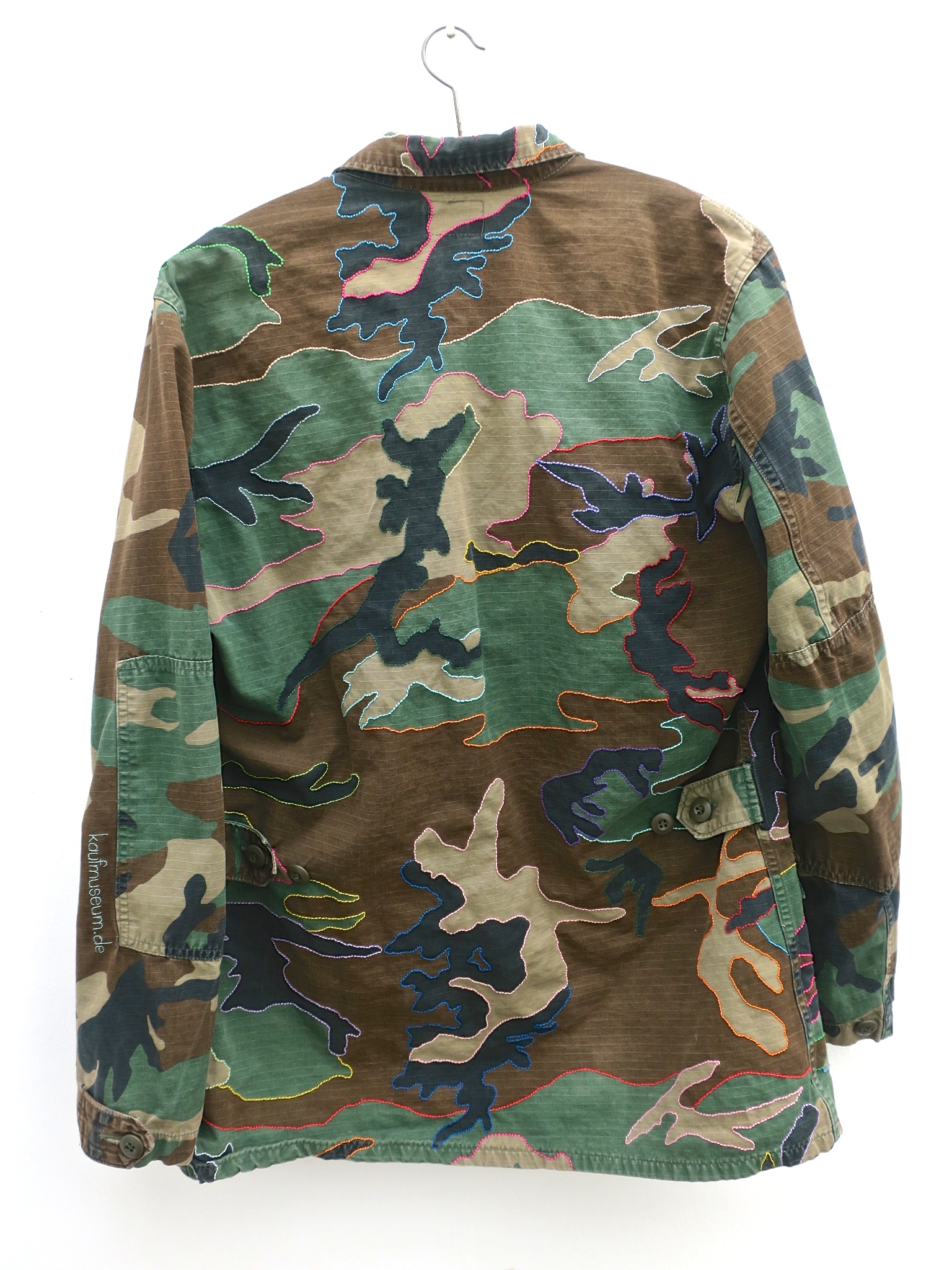 camouflage camp military combat uniform parka hippie boho peacemovement love&peace imagine the opposite slow fashion fluorescent crueltyfreefashion ökofashion eco hand embroidery handgestickt statement ethical kaufmuseum