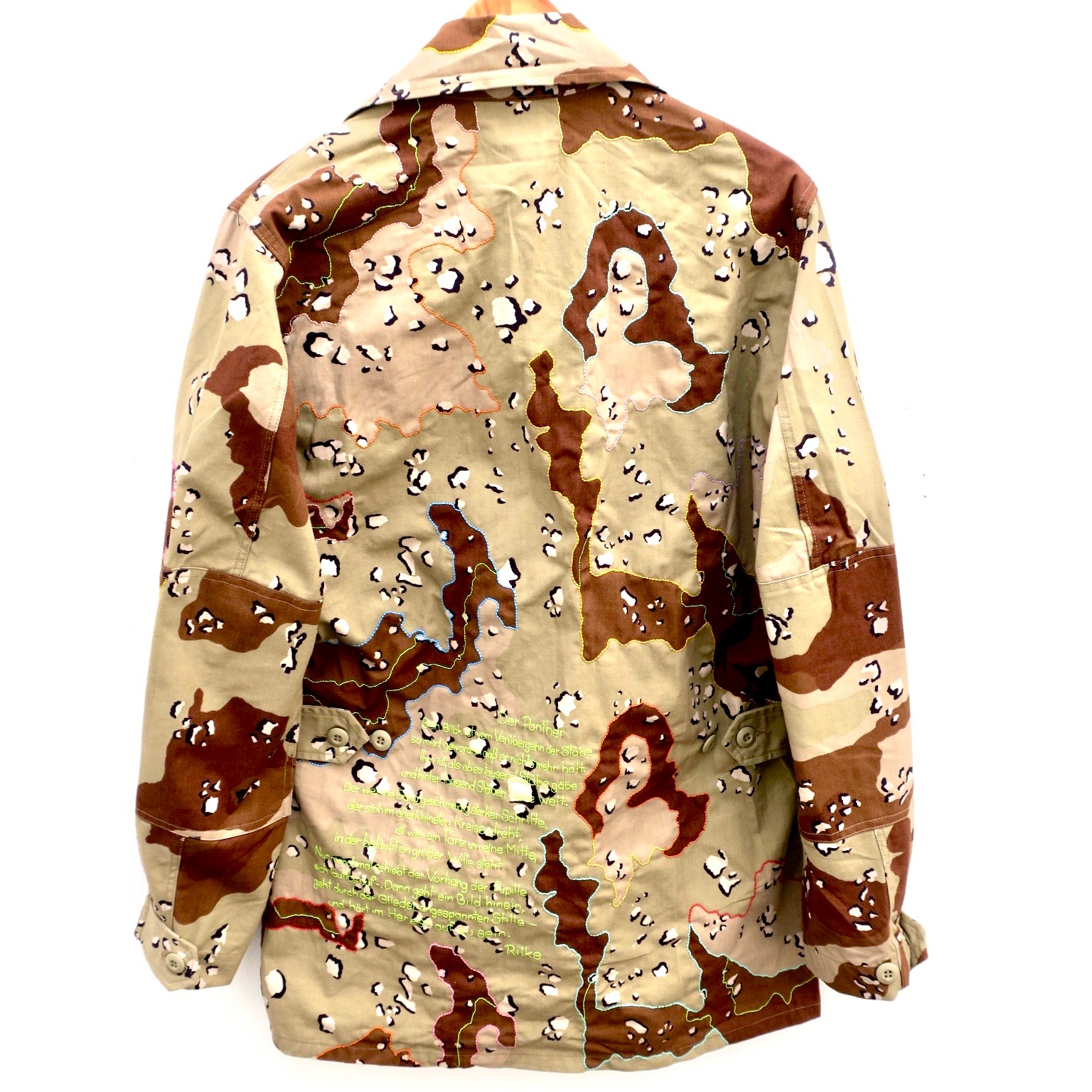 handgestickt camouflage utilityfashion slowfashion ecofashion hand embroidered neonfashion political fashion kaufmuseum parka tarnjacke wüstentarn