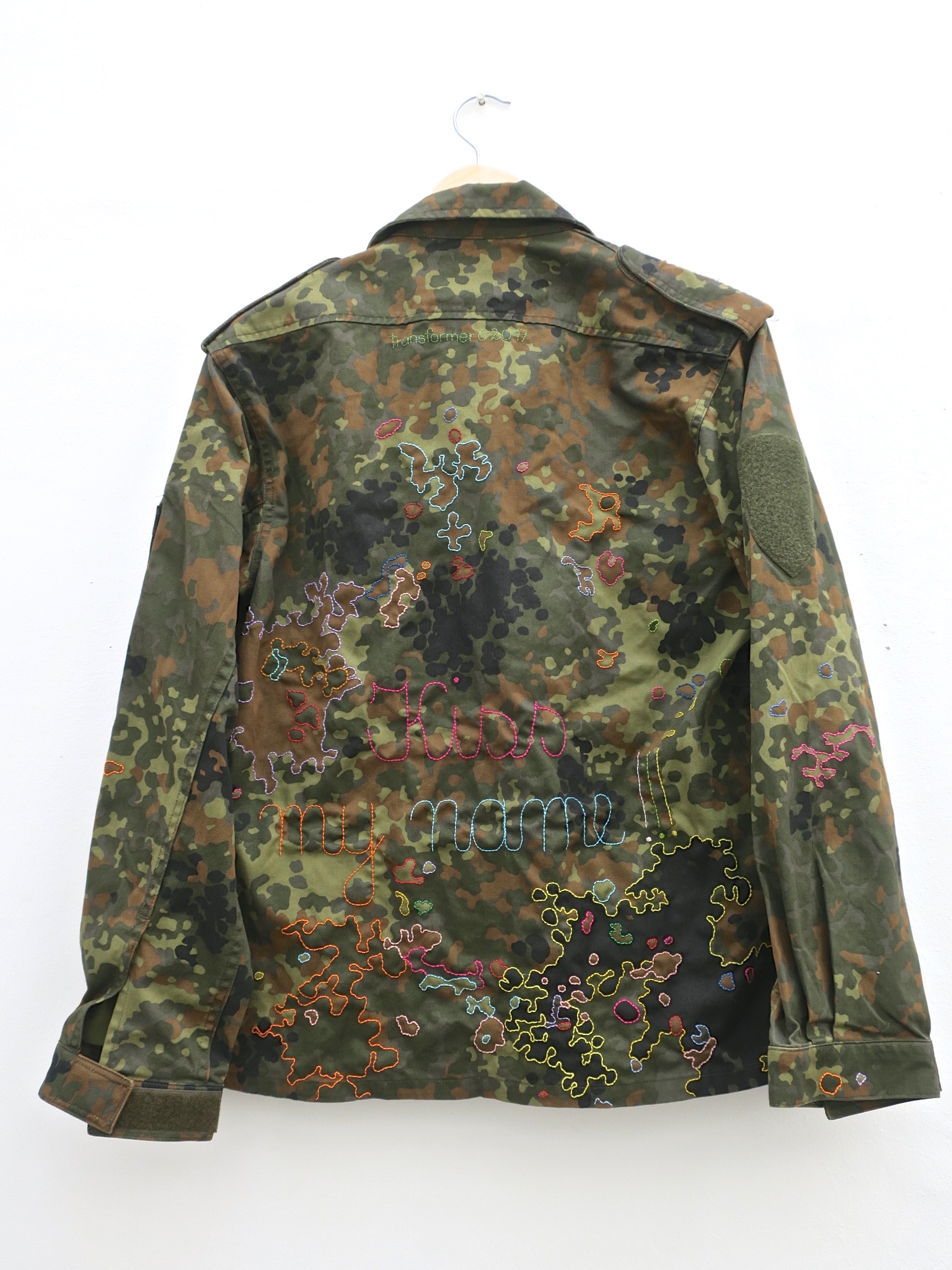 kamouflage camouflage camo militärjacke ethical ethicalfashion öko upcycling handgestickt kaufmuseum bruchhausen slowfashion embroidery 