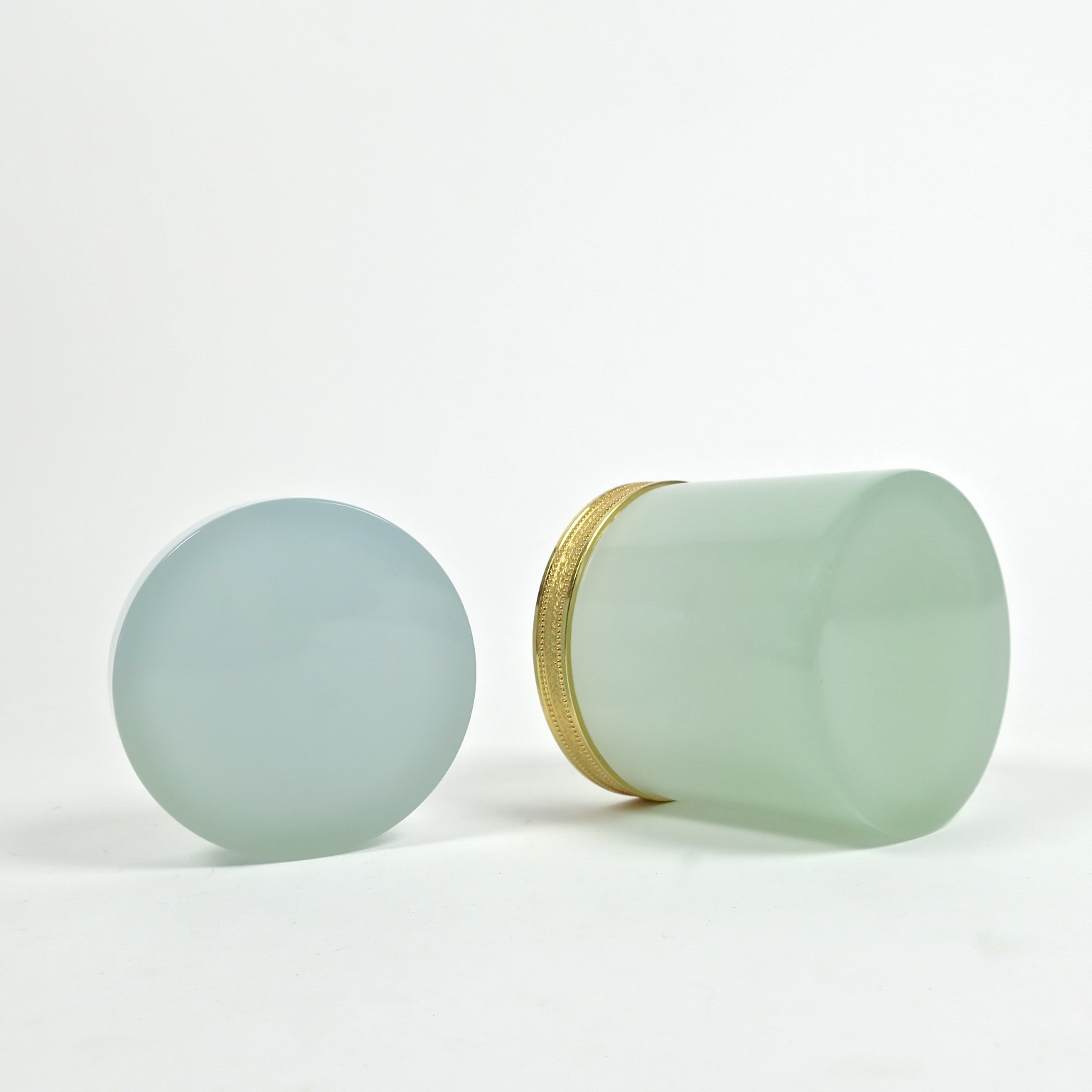 opalglas chrysoberyll alexandrit deckeldose hochzeitsgeschenk weddinggift designklassiker chamäleon farbwechsler interior inneneinrichtung luxus taufgeschenk magie ormolu trinketbox kaufmuseum münchen bogenhausen