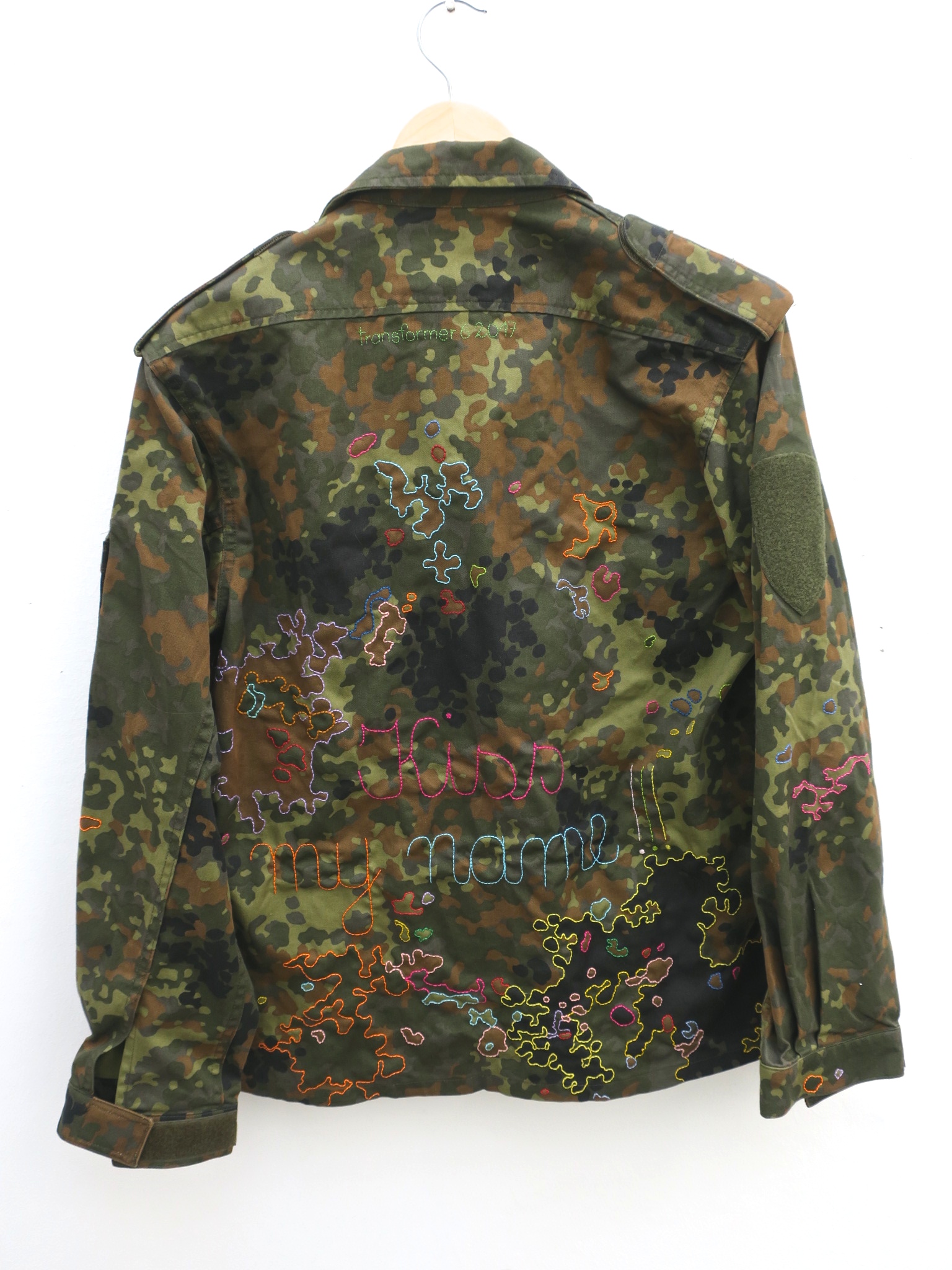 kamouflage camouflage camo militärjacke ethical ethicalfashion öko upcycling handgestickt kaufmuseum bruchhausen slowfashion embroidery 