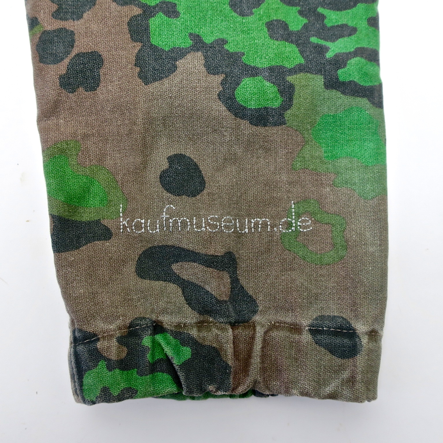 embroidery handgestickt camouflage camo military handembroidered peacekeeping eichenlaub tarnjacke bomberjacke peace ubuntu slowfashion crueltyfree sustainable statementfashion political fashion 