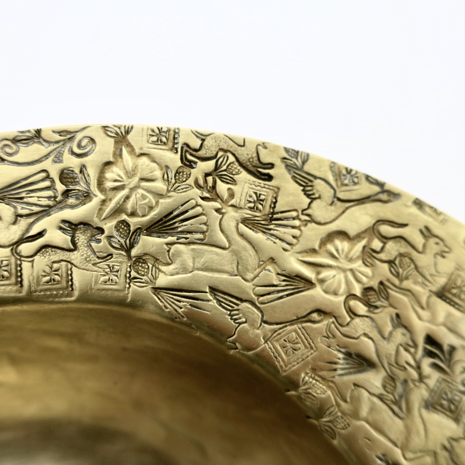evavonstössel eva von stoessel hellerau werkbund bauhaus metalschmied womanartist metalschmied metallschmiedin messingdetail brass brassdetail kaufmuseum bogenhausen handgehämmert handgearbeitet metallkunst jagd jagdhund hirsch 