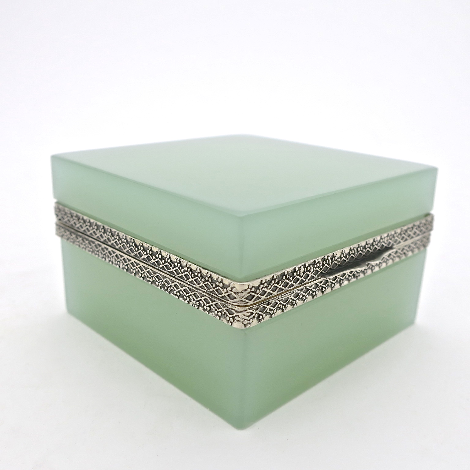 opalglas chrysoberyll alexandrit deckeldose hochzeitsgeschenk weddinggift designklassiker chamäleon farbwechsler salbeigrün amethyst altrosa interior inneneinrichtung luxus taufgeschenk magie ormolu trinketbox kaufmuseum münchen bogenhausen