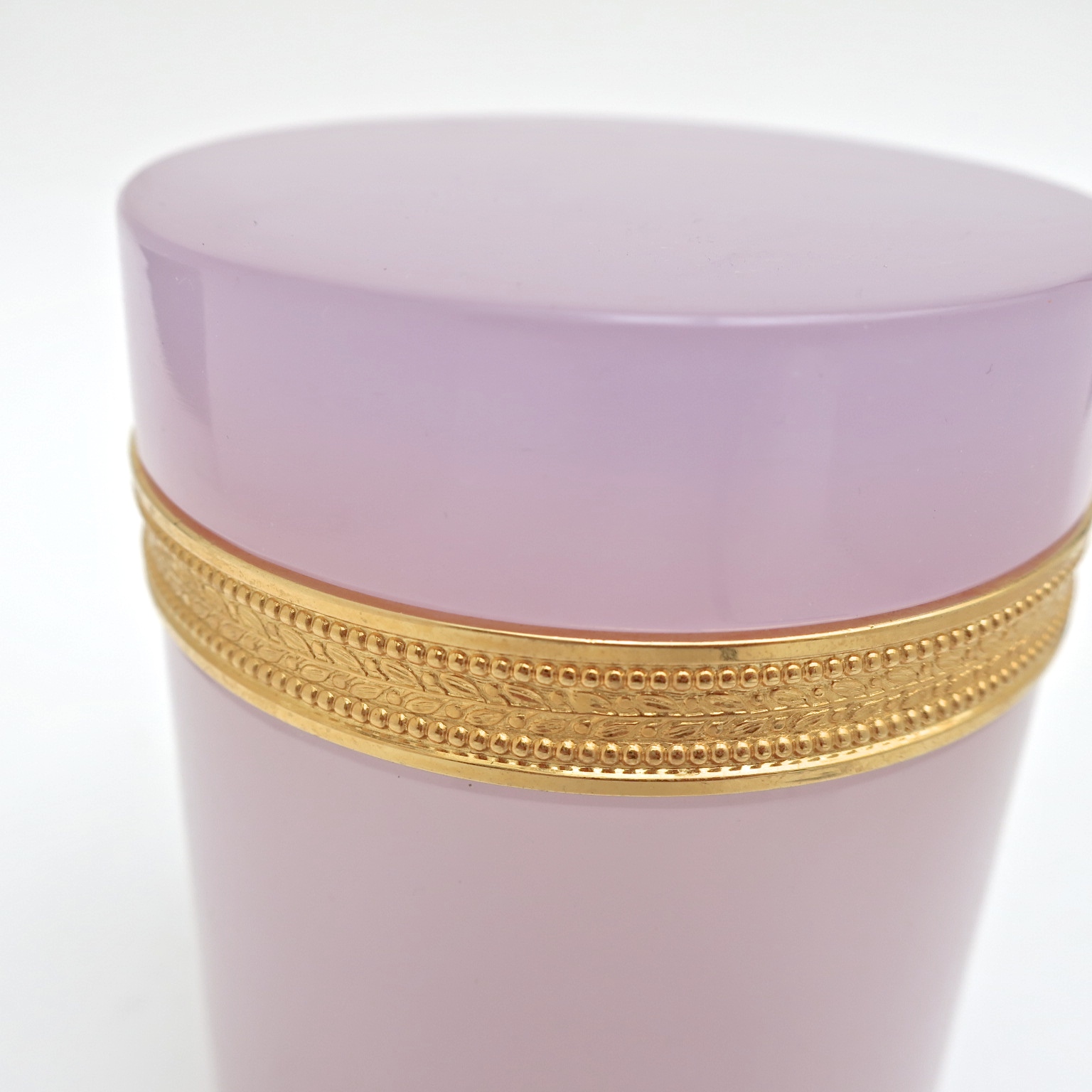 opalglas chrysoberyll alexandrit deckeldose hochzeitsgeschenk weddinggift designklassiker chamäleon farbwechsler interior inneneinrichtung luxus taufgeschenk magie ormolu trinketbox kaufmuseum münchen bogenhausen