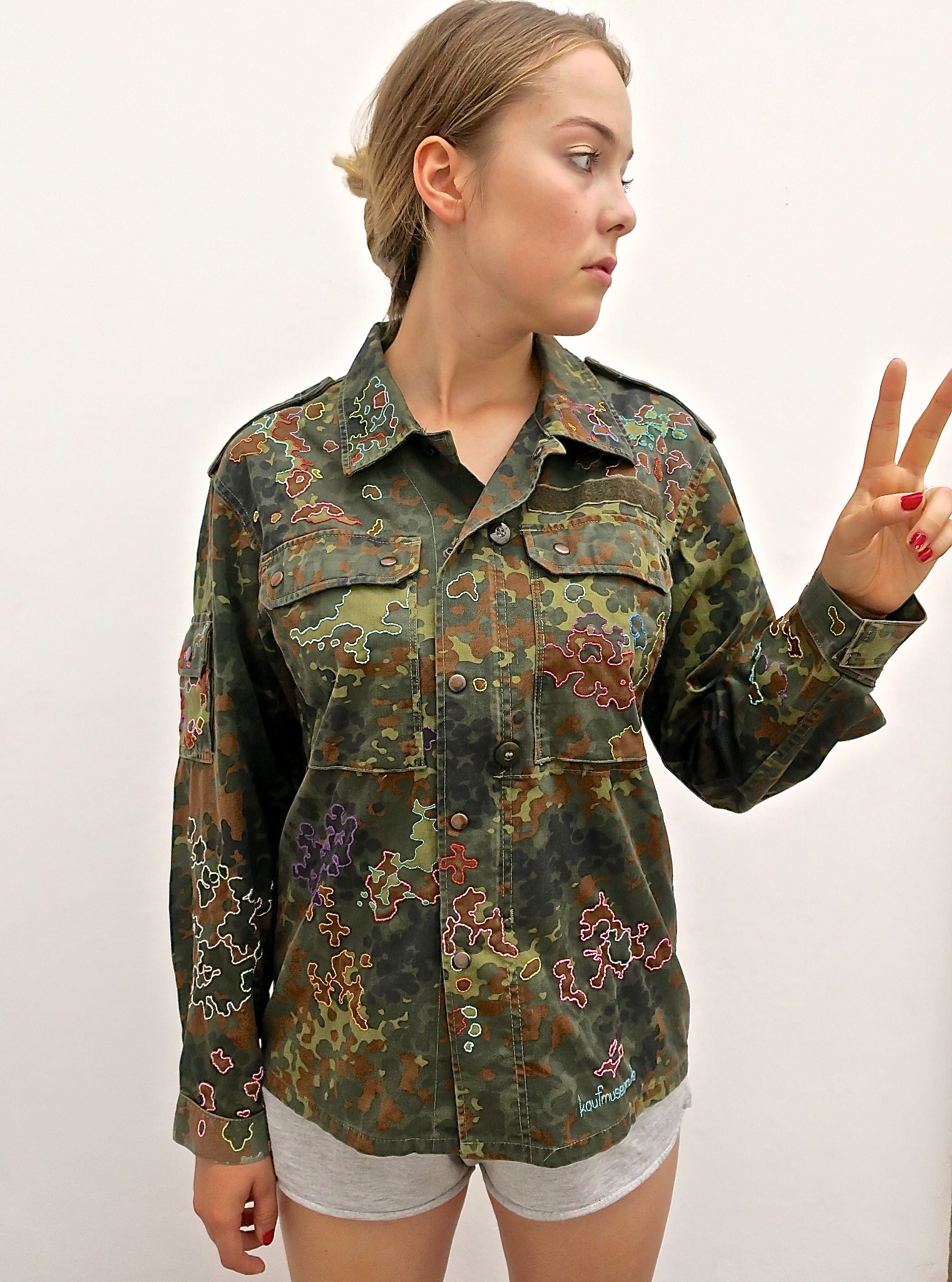 kamouflage camouflage camo ökofashion ethical fashion kaufmuseum heikebruchhausen bruchhausen slowfashion fairfashion statement militärjacke combatuniform handgestickt einzelstück unikat