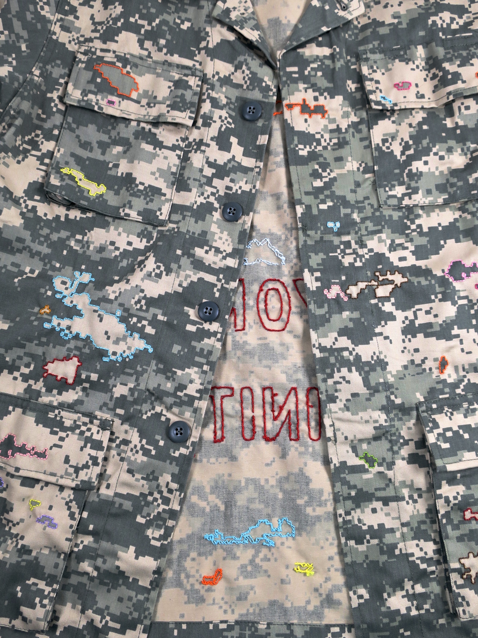 camouflage militärjacke combatuniform camo fairfashion upcycle ökofashion slowfashion embroidery handgestickt unique einzelstück parka jacke heikebruchhausen kaufmuseum