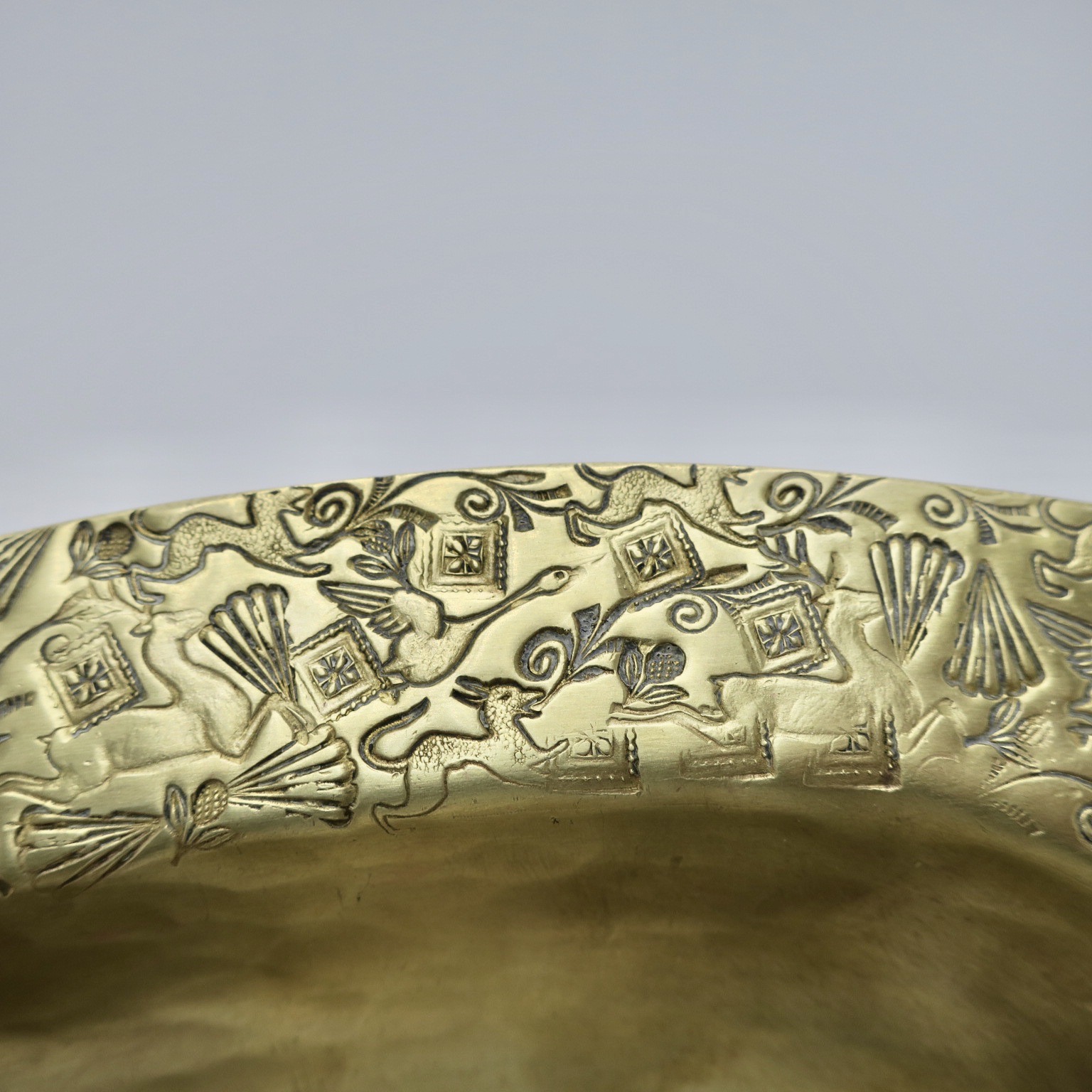 evavonstössel hellerau werkbund bauhaus messingschmied metallschmied handgeschmiedet handgehämmert brass messing tablett tray messingdetail kaufmuseum bogenhausen
