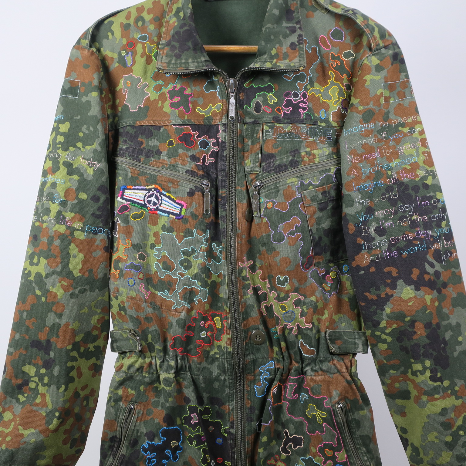 imagine johnlennon statementparka kamouflage camo camouflage slowfashion fairfashion crueltryfree loveandpeace kaufmuseum embroidery handgestickt stickereifriedensbewegung peacemovement