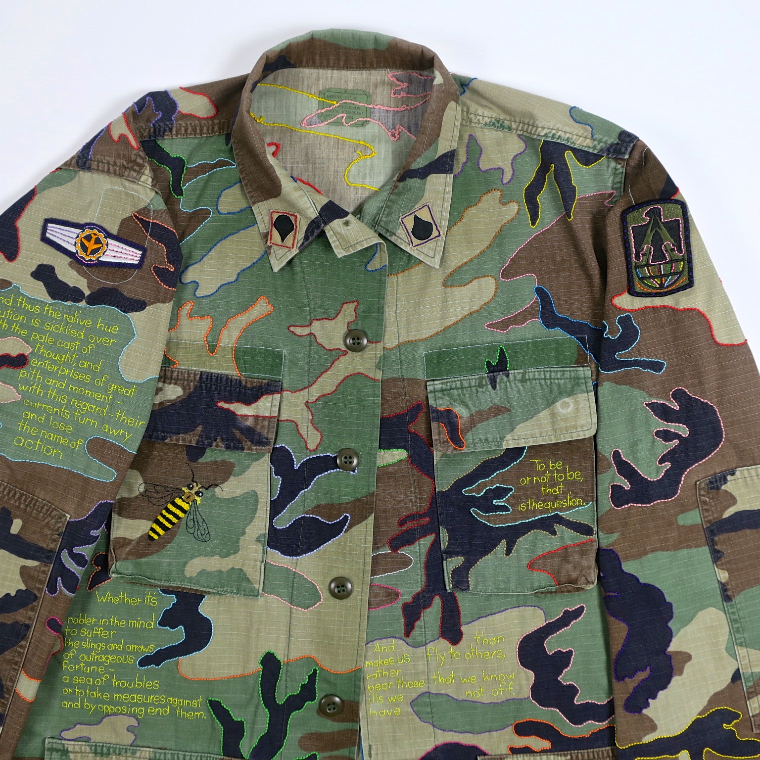 hamlet biene bee camouflage camo camu statement fairfashion slowfashion ethicalfashion anstand shakespeare kampfuniform ecofriendly dignity humanism handgestickt embroidery stitching 