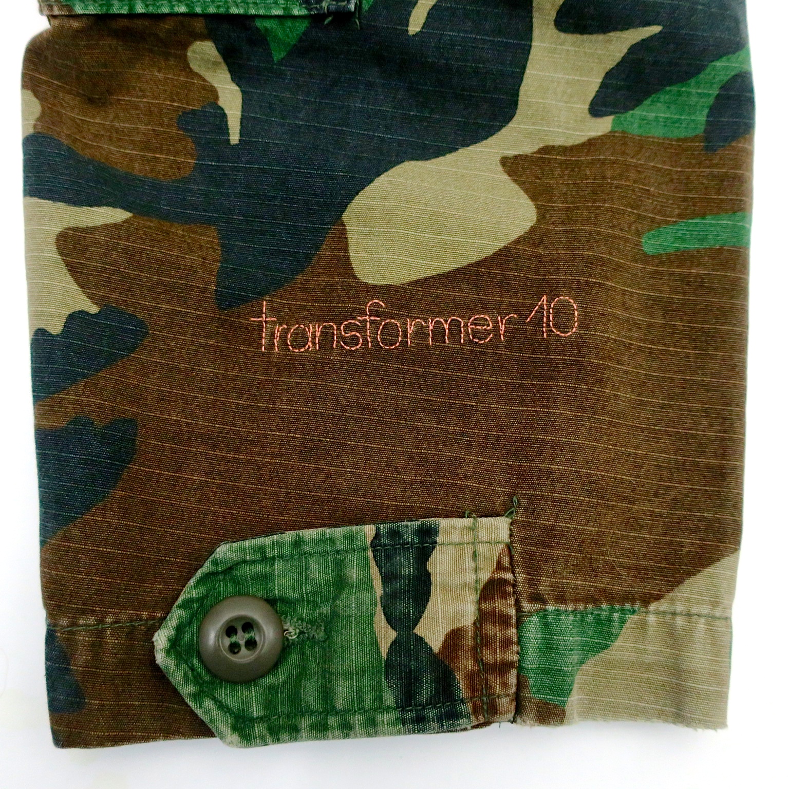 camouflage camp military combat uniform parka hippie boho peacemovement love&peace imagine the opposite slow fashion fluorescent crueltyfreefashion ökofashion eco hand embroidery handgestickt statement ethical kaufmuseum