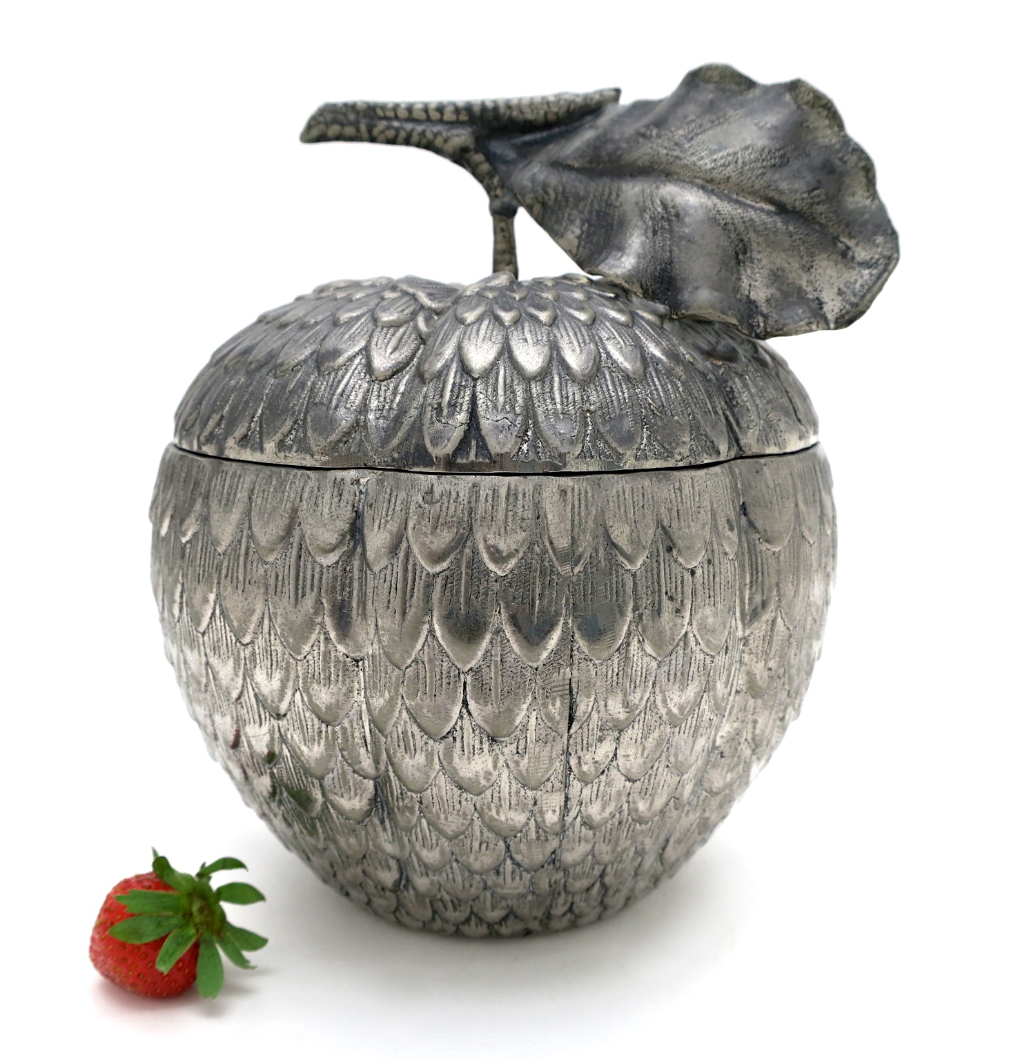 mauromanetti erdbeere strawberry kaufmuseum icebucket hollywood interior geschenke eisbehälter inneneinrichtung midcentury midmos seventies sixties vintage