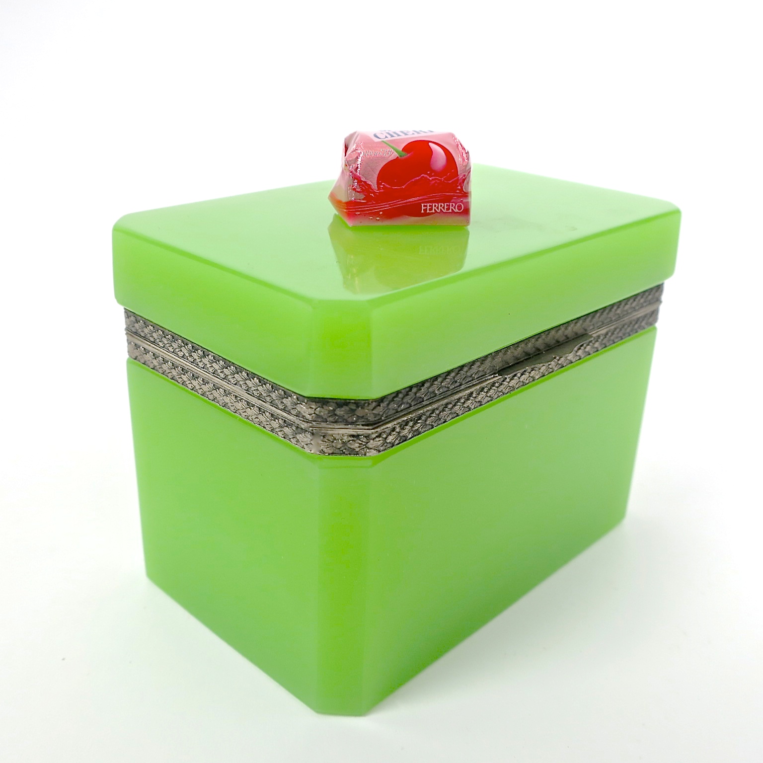 geschenke münchen zuckerdose esmeralda moncheri trinketbox ormulo schatztruhe glasdose interiordetail antik design hochzeit hochzeitsgeschenk verlobungsgeschenk kaufmuseum