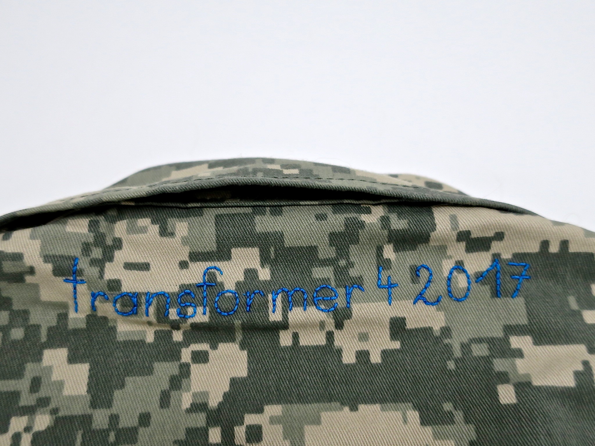 camouflage militärjacke combatuniform camo fairfashion upcycle ökofashion slowfashion embroidery handgestickt unique einzelstück parka jacke heikebruchhausen kaufmuseum
