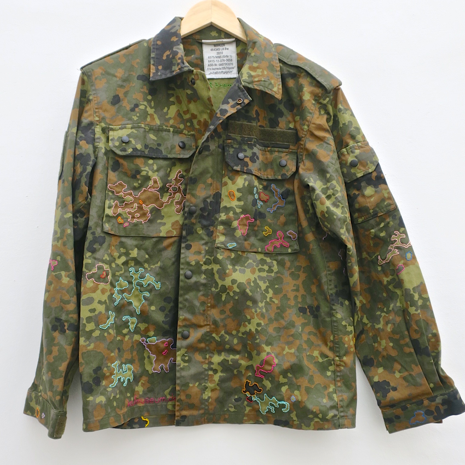 kamouflage camouflage camo militärjacke ethical ethicalfashion öko upcycling handgestickt kaufmuseum bruchhausen slowfashion embroidery 