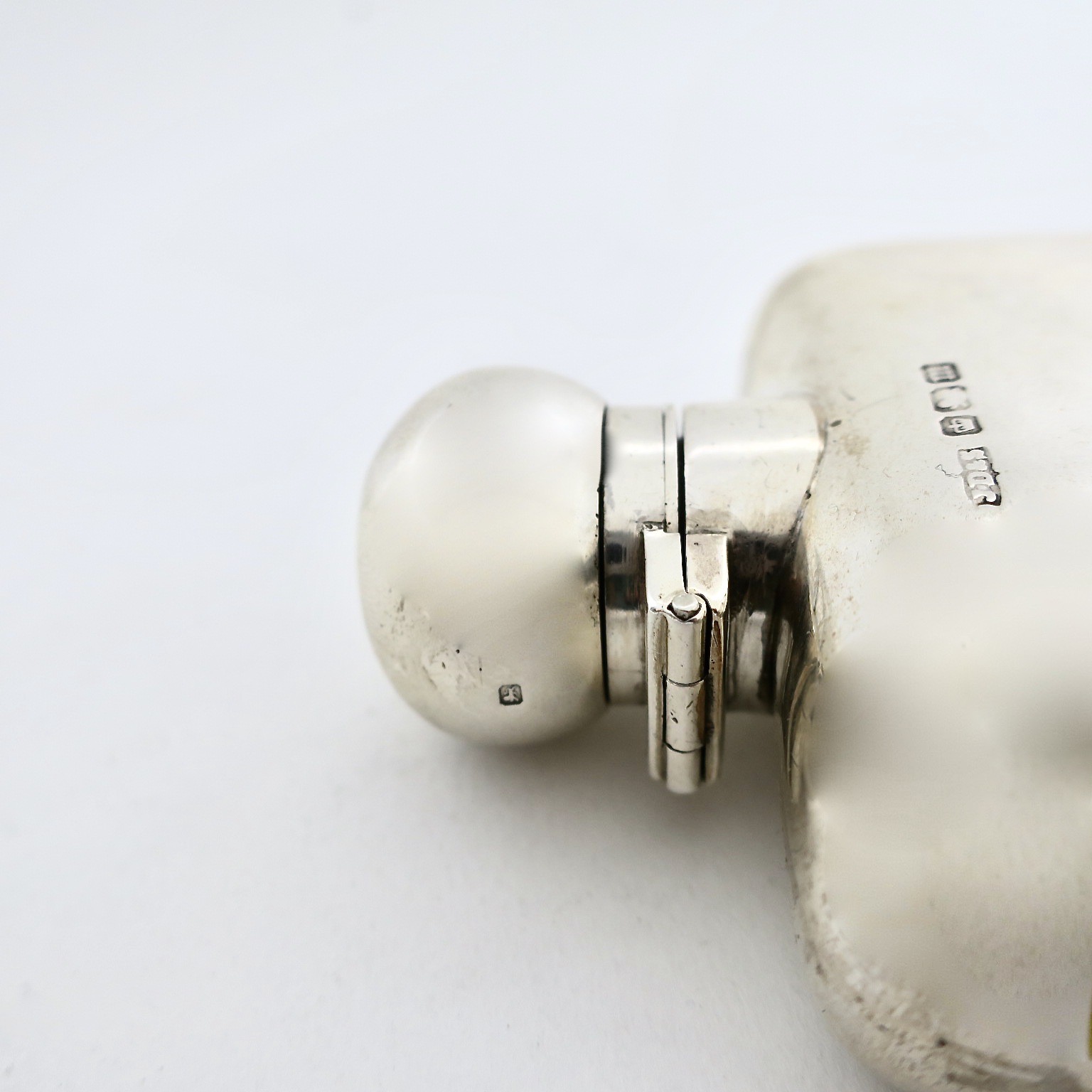 lund&blockley jamesdixon&sons silver silber sterling hipflask flachman männergeschenke giftsformen weihnachtsgeschenk schnaps designklassiker kaufmuseum interiordetail