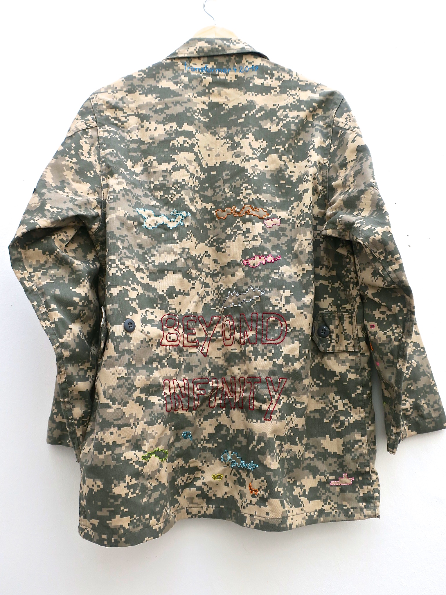 camouflage militärjacke combatuniform camo fairfashion upcycle ökofashion slowfashion embroidery handgestickt unique einzelstück parka jacke heikebruchhausen kaufmuseum