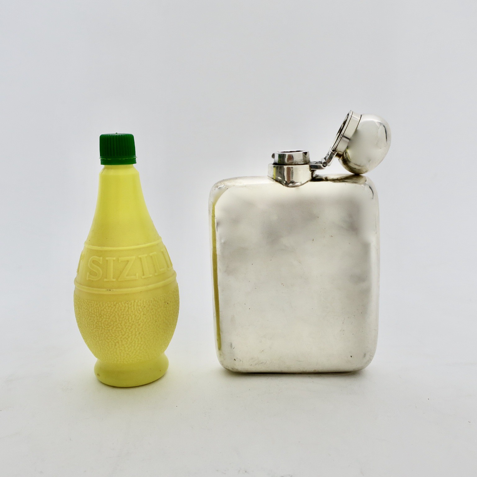 lund&blockley jamesdixon&sons silver silber sterling hipflask flachman männergeschenke giftsformen weihnachtsgeschenk schnaps designklassiker kaufmuseum interiordetail
