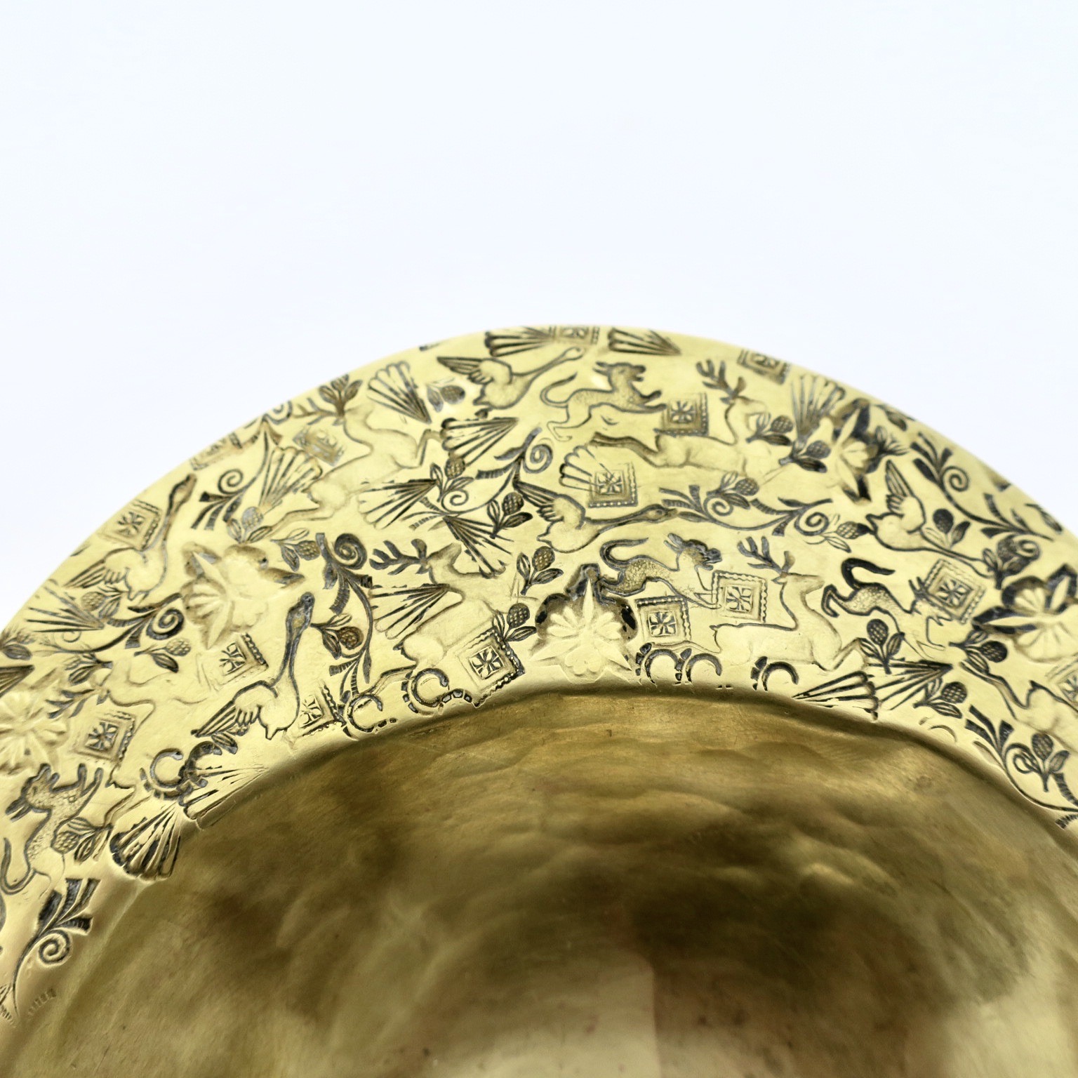 evavonstössel eva von stoessel hellerau werkbund bauhaus metalschmied womanartist metalschmied metallschmiedin messingdetail brass brassdetail kaufmuseum bogenhausen handgehämmert handgearbeitet metallkunst jagd jagdhund hirsch 