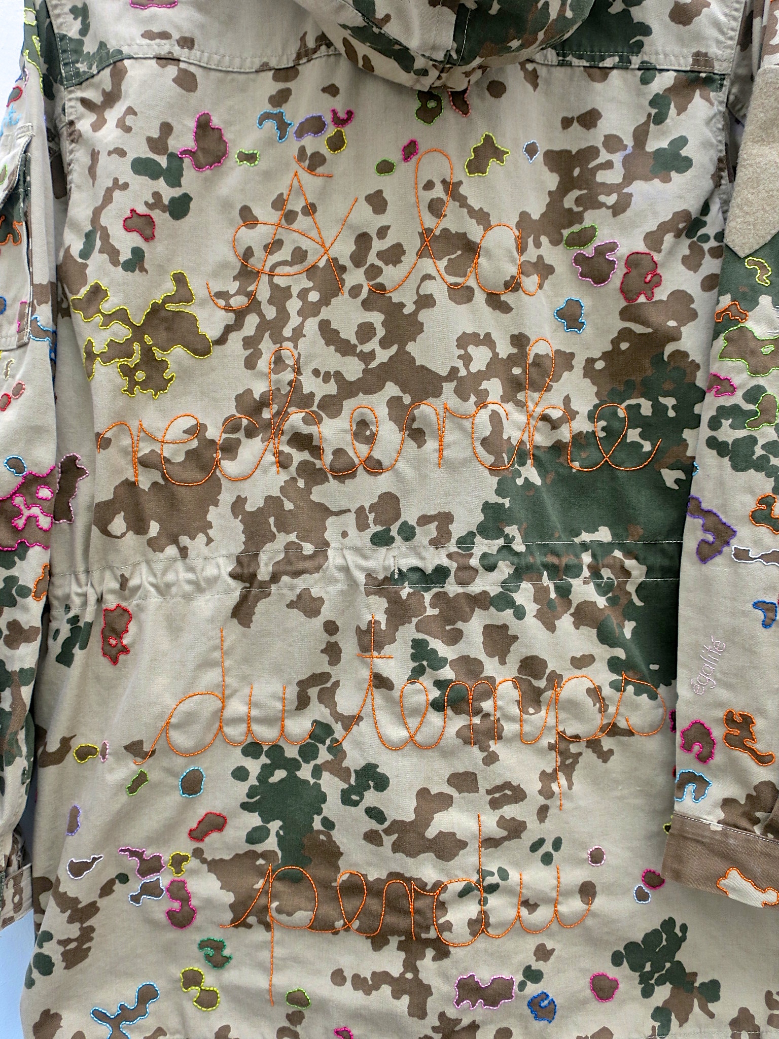 camouflage camo statementfashion marcelproust alarecherchedutempsperdu aufsuchenachderverlorenenzeit ethicalfashion fair fashion upcycle animallover parka embroidery handbestickt stickerei
