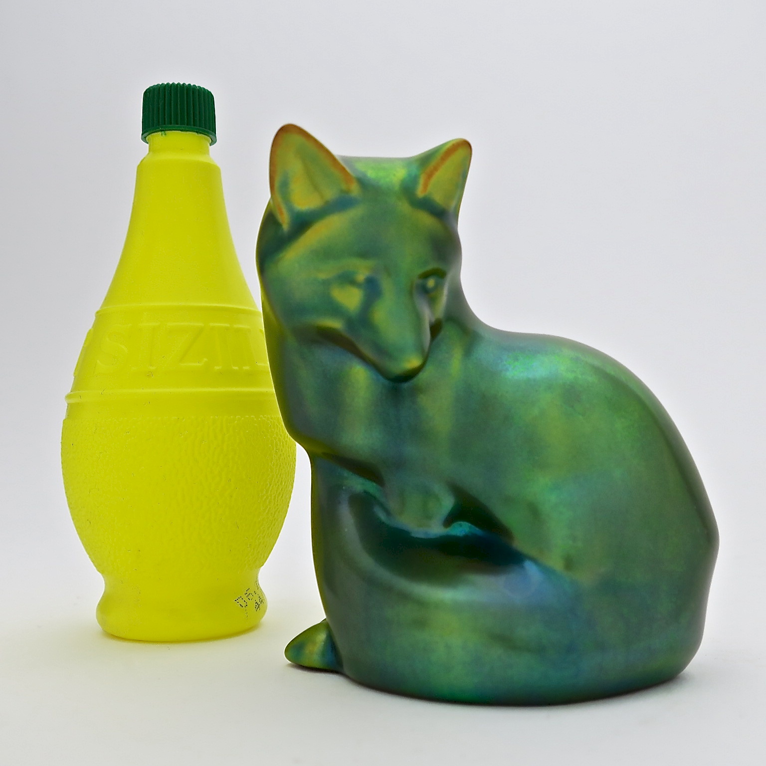 zsolnay figurine fuchs fox eosin grasgrün neon porzellan interior inneneinrichtung detail kaufmuseum geschenke 