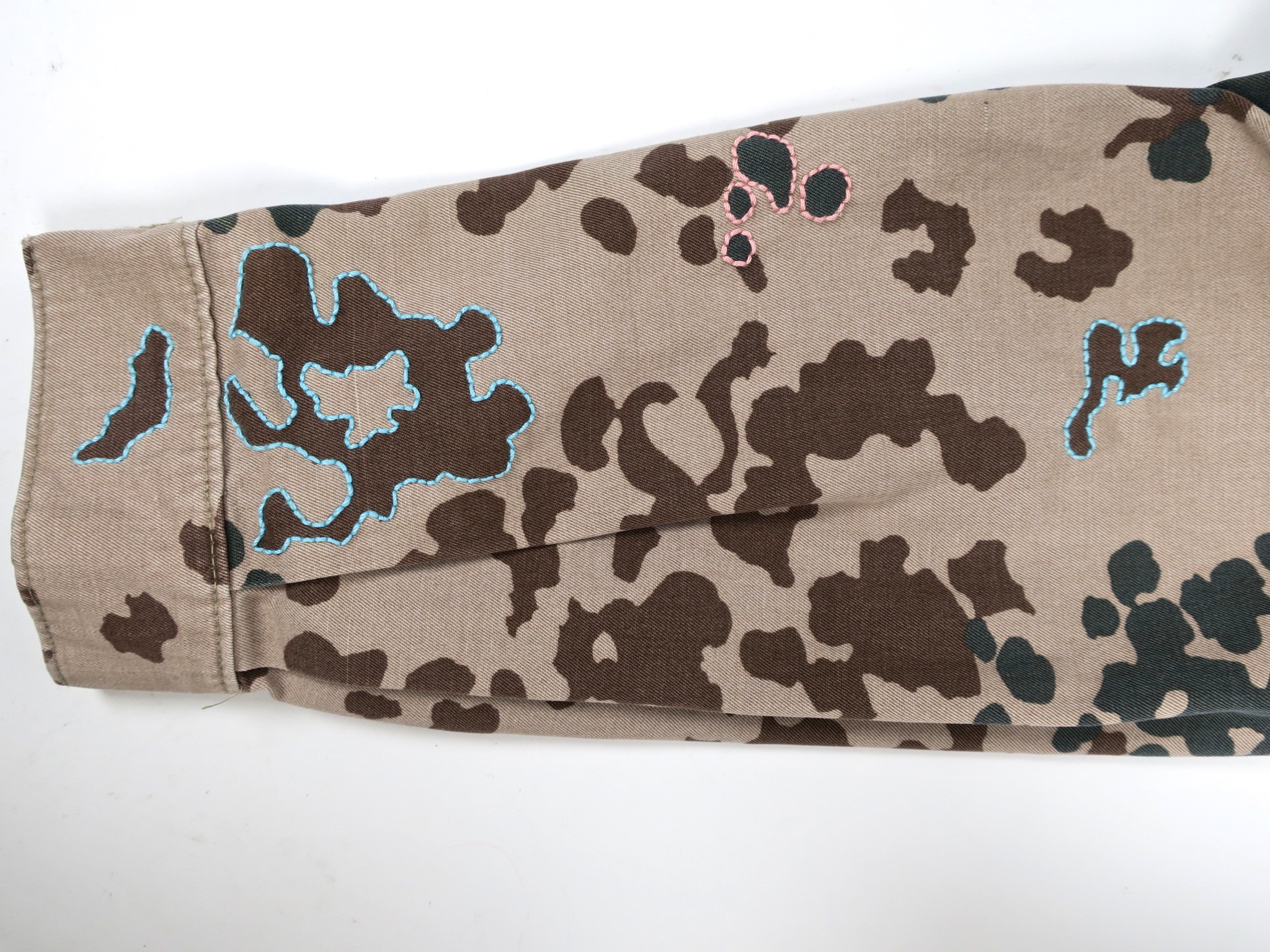 camouflage kaufmuseum München ökofashion ethicalfashion fairfashion slowfashion statement embroidery handgestickt ethical militärjacken camo kamouflage