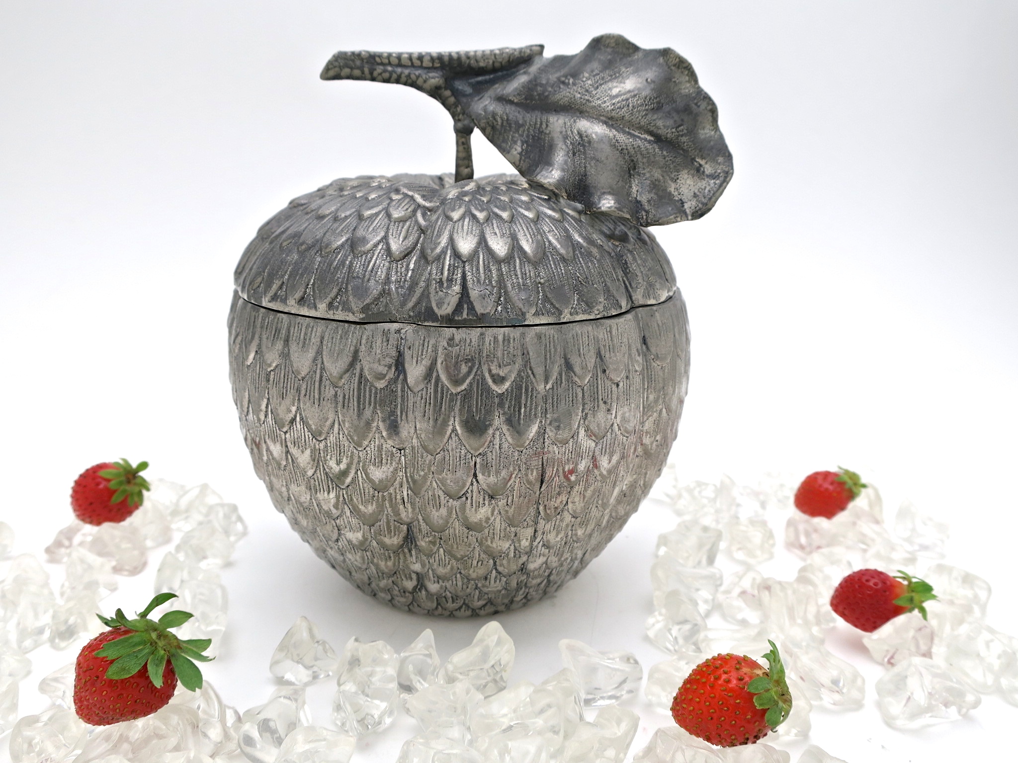 mauromanetti erdbeere strawberry kaufmuseum icebucket hollywood interior geschenke eisbehälter inneneinrichtung midcentury midmos seventies sixties vintage