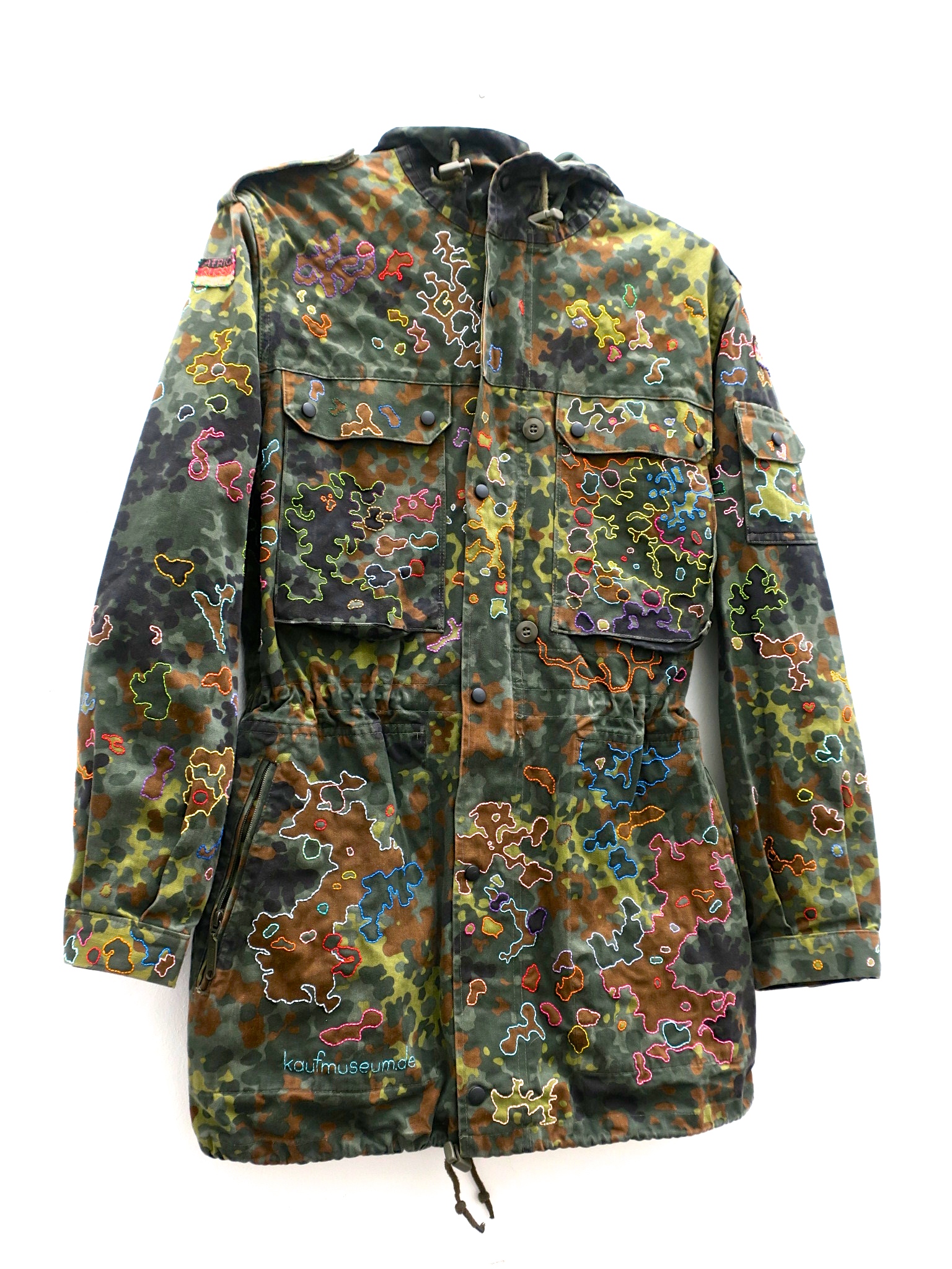 Camouflage Camo embroidery gauland afd handgestickt parka olive ethicalfashion slowfashion slowshopping kaufmuseum eco öko Kamouflage tarnmuster combatparka tarnanzug military loveand peace boateng fußball