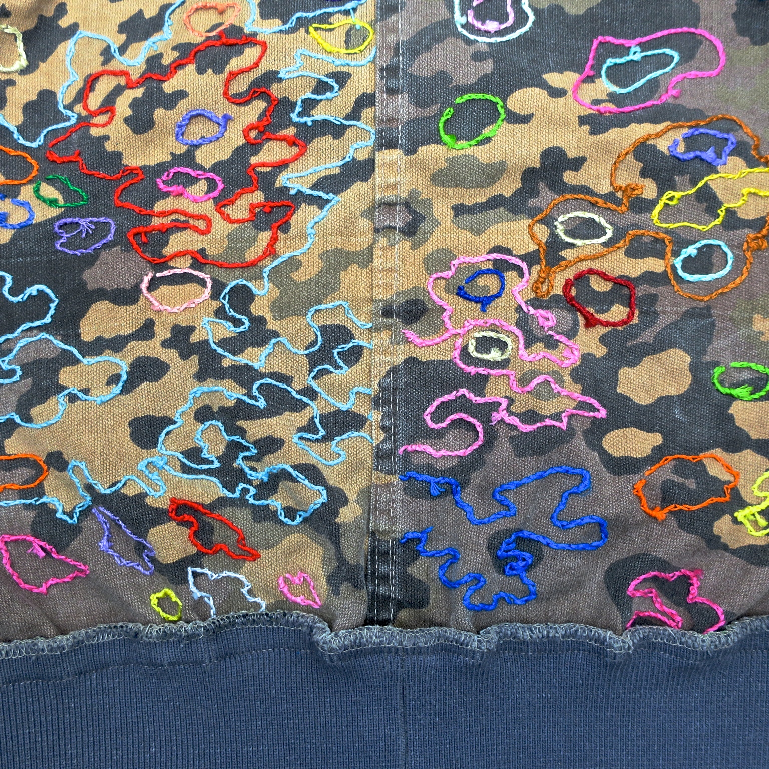 embroidery handgestickt camouflage camo military handembroidered peacekeeping eichenlaub tarnjacke bomberjacke peace ubuntu slowfashion crueltyfree sustainable statementfashion political fashion 