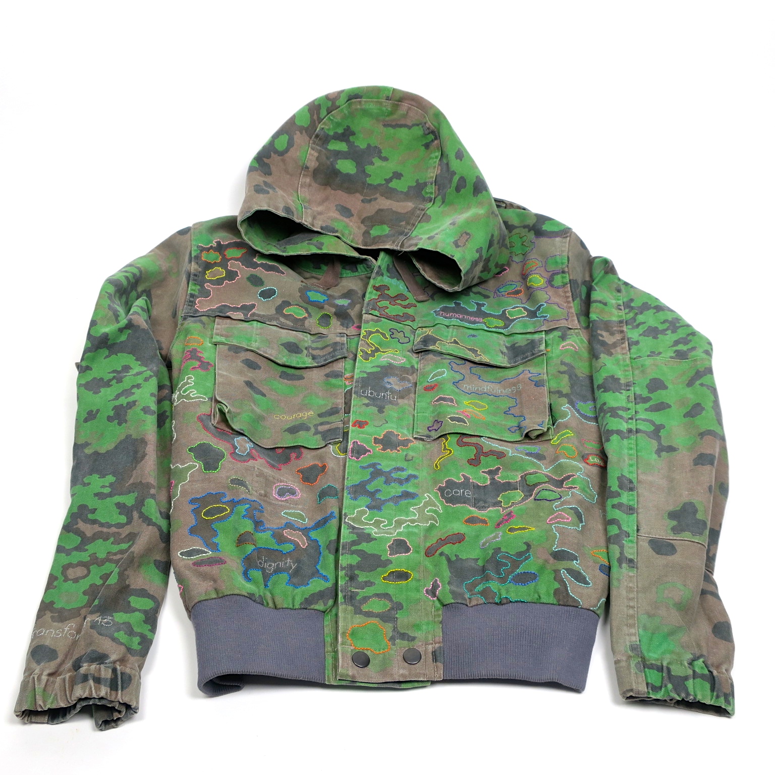 embroidery handgestickt camouflage camo military handembroidered peacekeeping eichenlaub tarnjacke bomberjacke peace ubuntu slowfashion crueltyfree sustainable statementfashion political fashion 