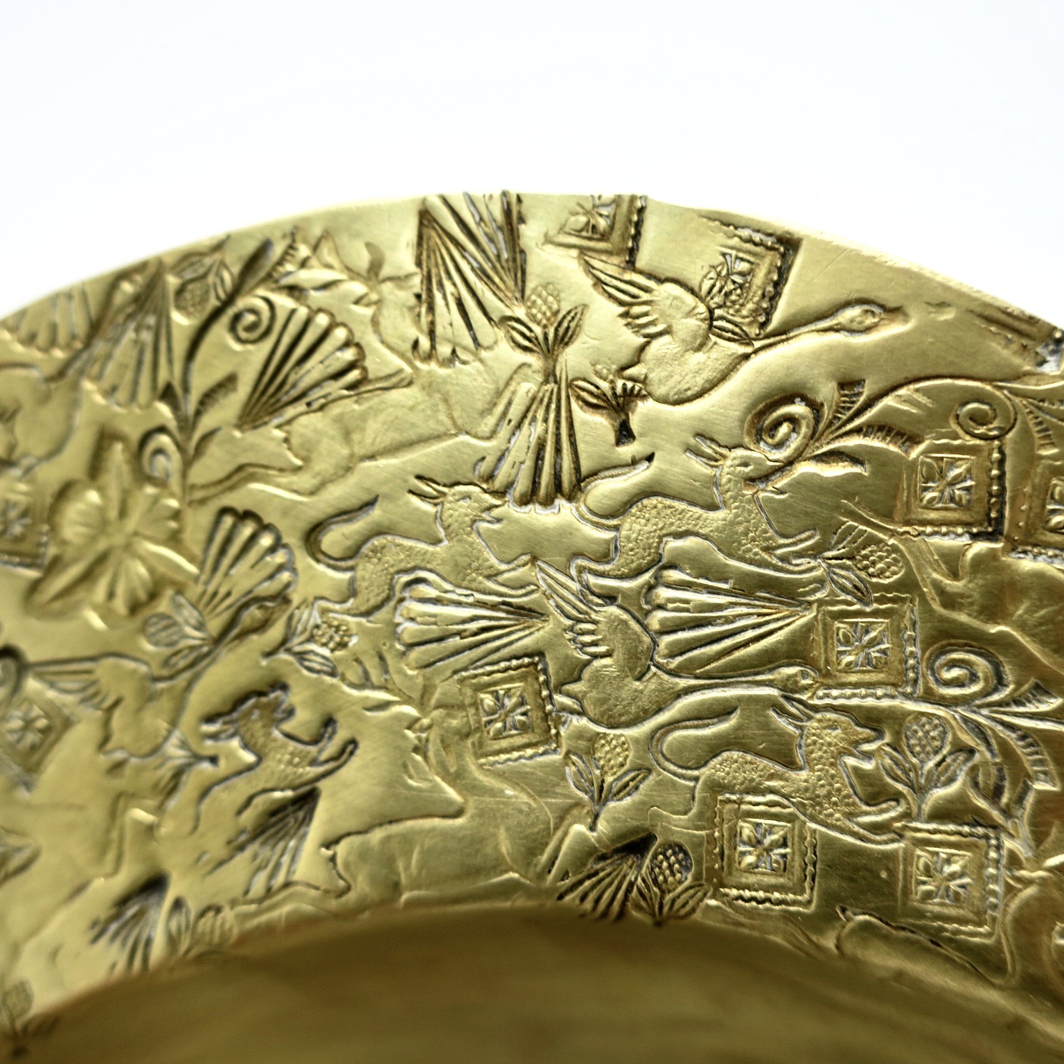 evavonstössel eva von stoessel hellerau werkbund bauhaus metalschmied womanartist metalschmied metallschmiedin messingdetail brass brassdetail kaufmuseum bogenhausen handgehämmert handgearbeitet metallkunst jagd jagdhund hirsch 